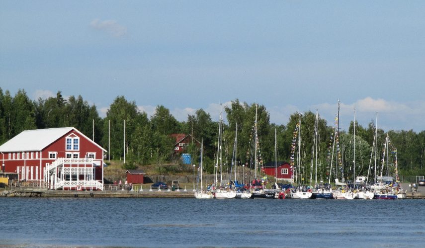 Krookan vierassatama kuvattuna mereltä päin. Laiturissa paljon purjeveneitä