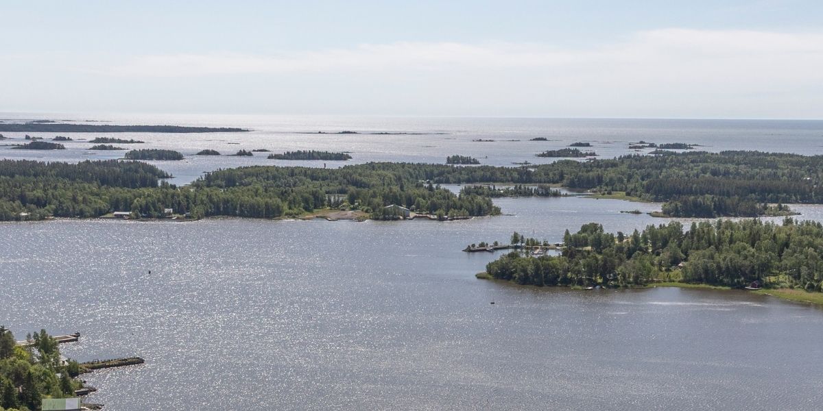 Näkymä Krookasta yli Krookanlahden Jukolanniemen matkaparkin suuntaan
